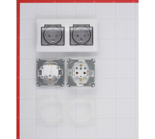 Розетка Systeme Electric Glossa встраиваемая белая со шторками с крышкой (GSL000147) Розетка Systeme Electric Glossa встраиваемая белая со шторками с крышкой (GSL000147)