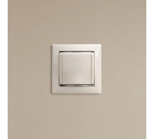 Розетка Legrand Valena встраиваемая белая (694280) Розетка Legrand Valena встраиваемая белая (694280)