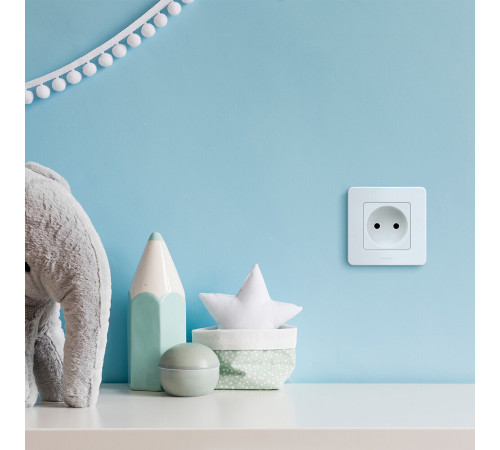 Розетка Legrand Inspiria встраиваемая белая (673710) Розетка Legrand Inspiria встраиваемая белая (673710)
