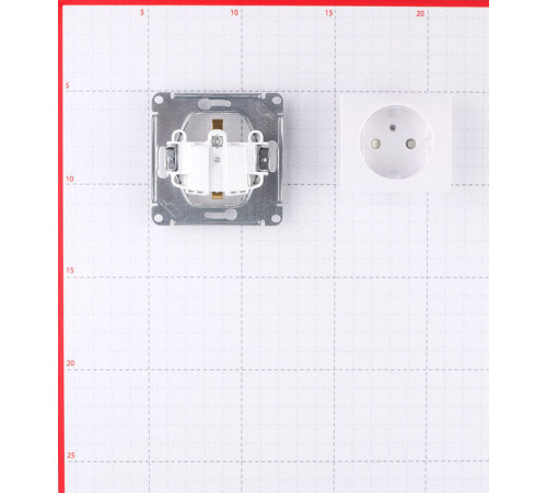 Розетка Systeme Electric Glossa встраиваемая белая со шторками (GSL000145)