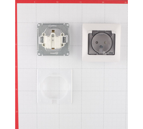 Розетка Systeme Electric Glossa встраиваемая белая со шторками с крышкой (GSL000148) Розетка Systeme Electric Glossa встраиваемая белая со шторками с крышкой (GSL000148)