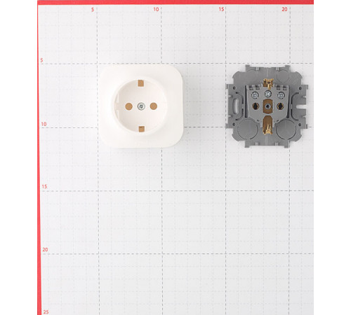 Розетка Legrand Quteo накладная белая (782211) Розетка Legrand Quteo накладная белая (782211)