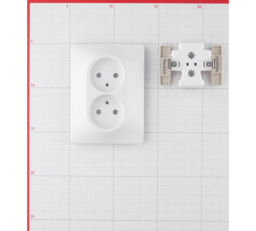 Розетка Systeme Electric Glossa встраиваемая белая (GSL000120) Розетка Systeme Electric Glossa встраиваемая белая (GSL000120)