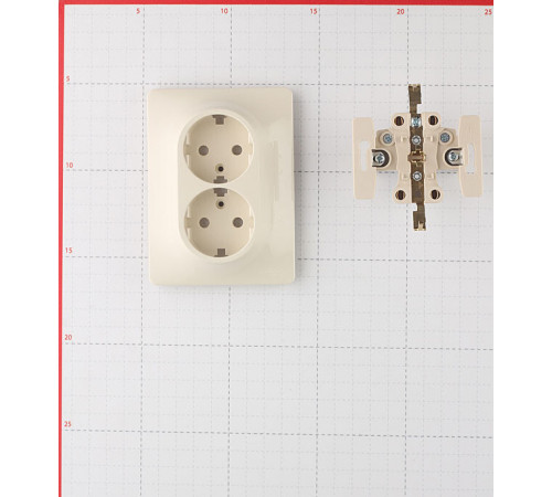 Розетка Systeme Electric Glossa встраиваемая бежевая (GSL000224) Розетка Systeme Electric Glossa встраиваемая бежевая (GSL000224)