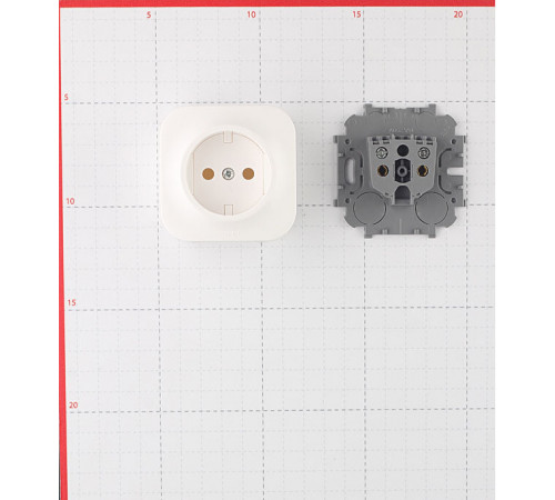 Розетка Legrand Quteo накладная белая (782210) Розетка Legrand Quteo накладная белая (782210)