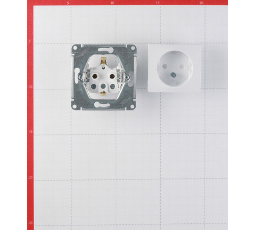 Розетка Systeme Electric Glossa встраиваемая белая (GSL000143) Розетка Systeme Electric Glossa встраиваемая белая (GSL000143)
