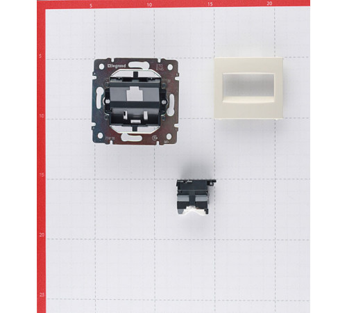 Розетка компьютерная Legrand Valena встраиваемая слоновая кость RJ45 (695624) Розетка компьютерная Legrand Valena встраиваемая слоновая кость RJ45 (695624)