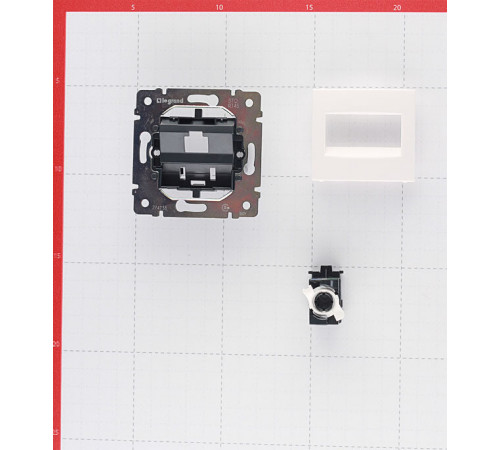 Розетка компьютерная Legrand Valena встраиваемая белая RJ45 (694286) Розетка компьютерная Legrand Valena встраиваемая белая RJ45 (694286)