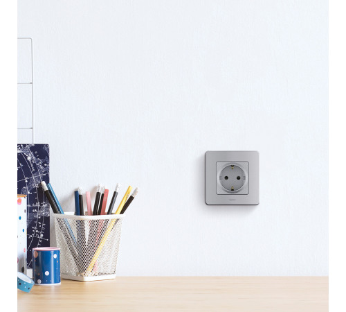 Рамка Legrand Inspiria одноместная алюминий (673932) Рамка Legrand Inspiria одноместная алюминий (673932)